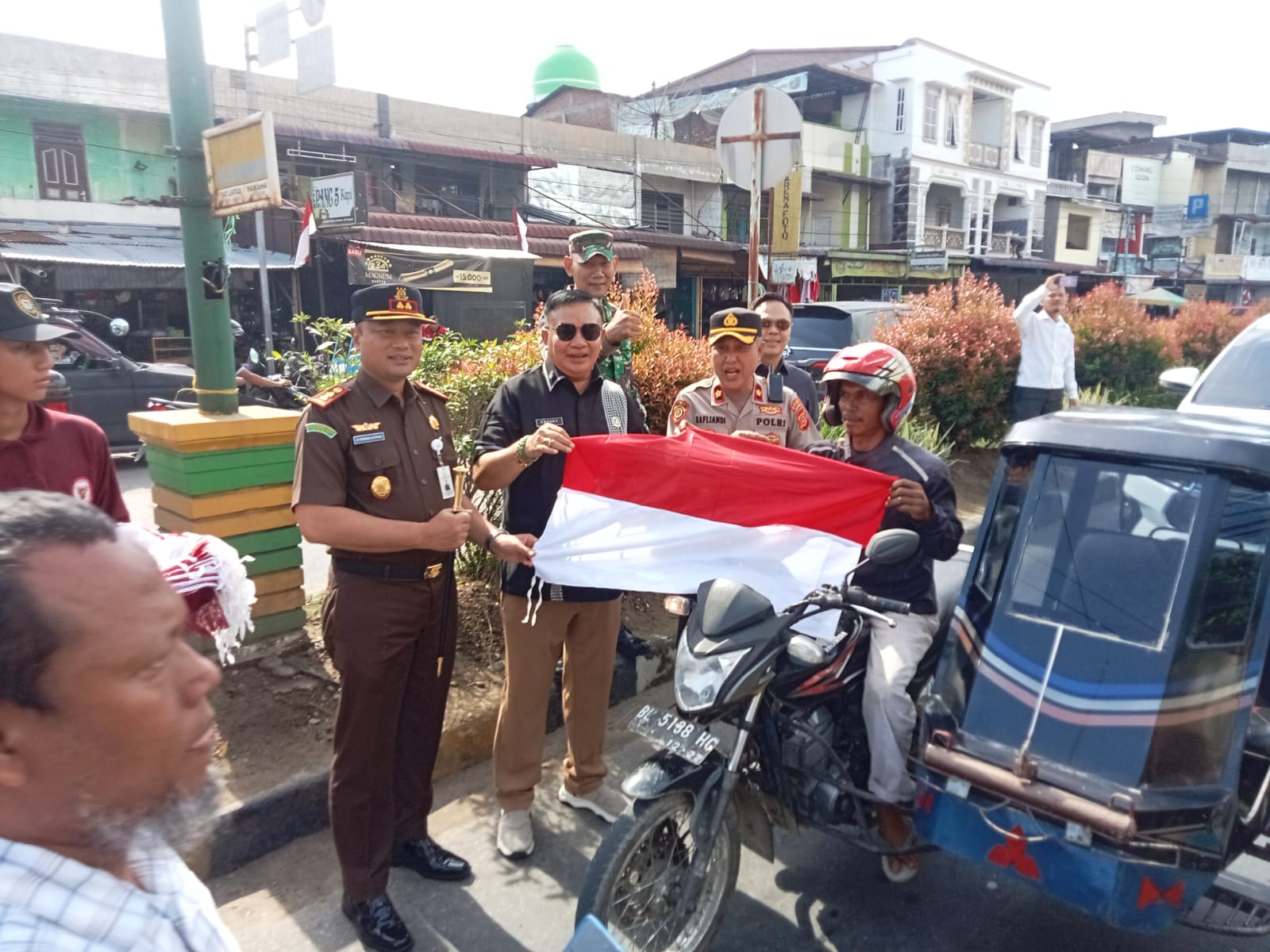 Merah Putih Berkibar! Pemkab Agara Bagikan 10 Ribu Bendera ke Warga