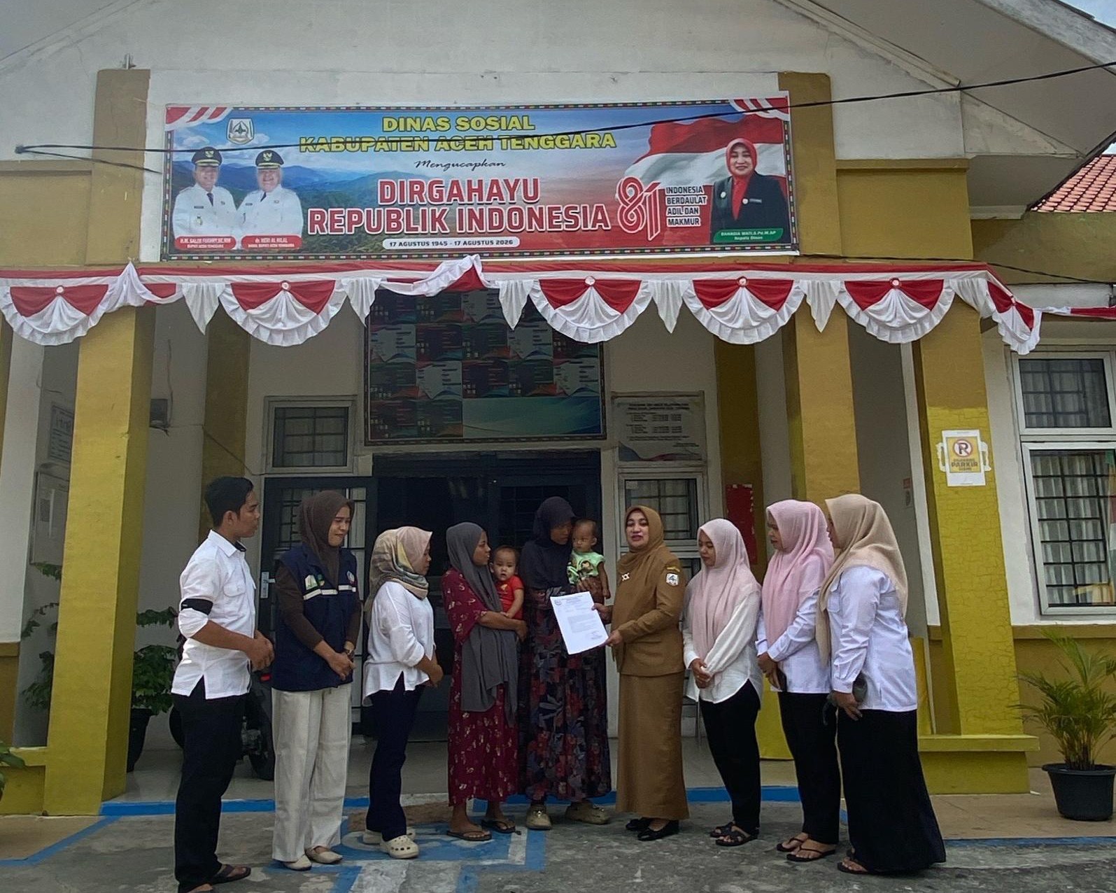 Dinsos Aceh Tenggara Pulangkan Dua Warga Terlantar ke Aceh Utara, Masing-Masing Bawa Bayi